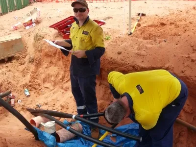 2 people in safety gear working on underground power lines for UET30821 Certificate III in ESI Distribution Underground